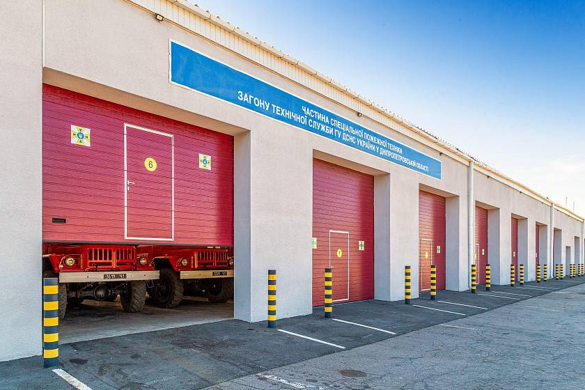 Качество и надежность: 16 промышленных ворот «АЛЮТЕХ» установлены в пожарной части