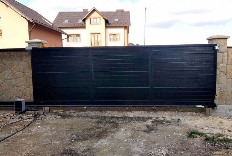 Замовив відкатні ворота з хвірткою у двір Замовив відкатні ворота з хвірткою у двір