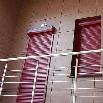 Наружные рольставни на двери Наружные рольставни на двери