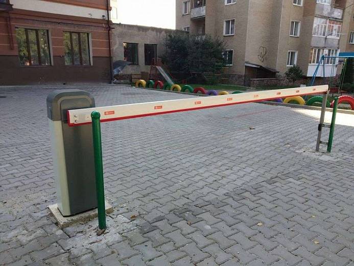 Шлагбаум встановлено швидко та злагоджено! Шлагбаум встановлено швидко та злагоджено!