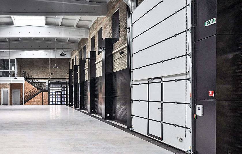 Ворота «АЛЮТЕХ» в автомобільному комплексі WEST AUTO HUB Ворота «АЛЮТЕХ» в автомобільному комплексі WEST AUTO HUB