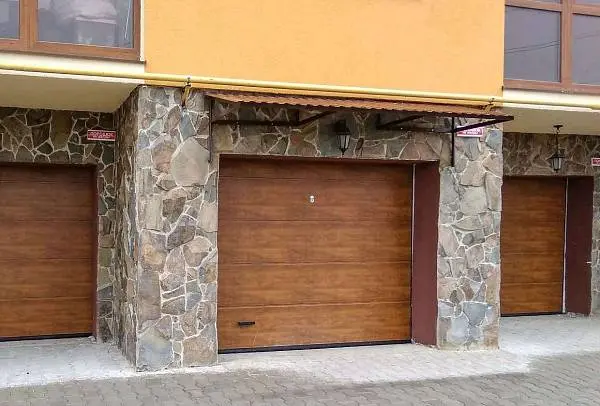 Гаражні ворота «Алютех-К» у новому котеджному селищі