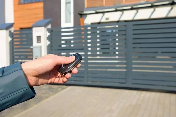 Пульт в подарок от «Роллетно-воротной компании» при покупке автоматики